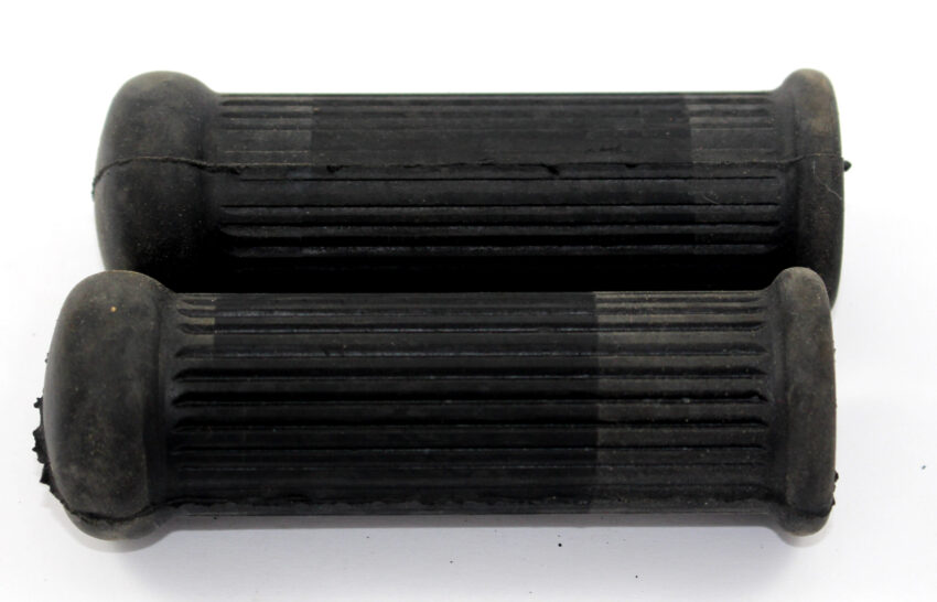 RUBBERS - PASSENGER FOOTREST w/NO LOGO & SQUARE HOLE - 1971-ON TRI BSA (PR) - N