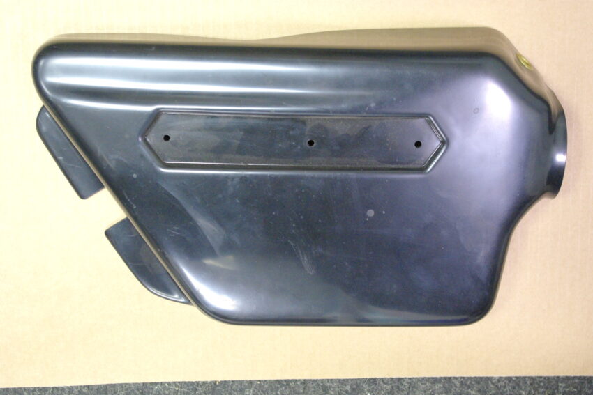 SIDECOVER - RIGHT PANEL - BLACK - 1978 TRI T140*