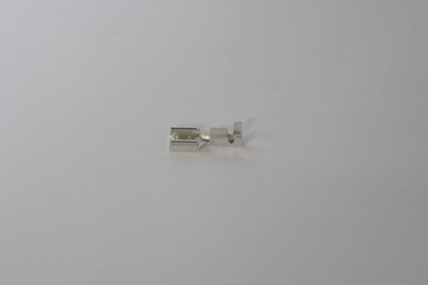 SPADE CONNECTOR (FEMALE 1/4". FITS UP TO 28 STRAND WIRE)