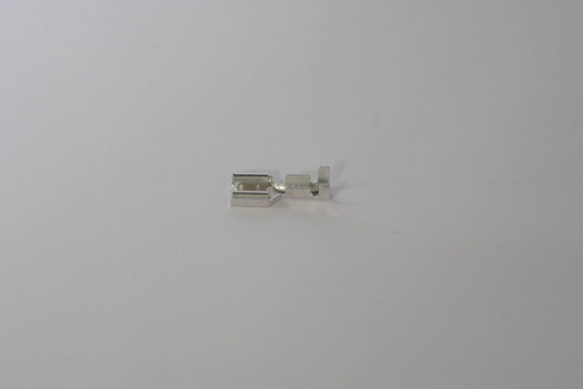 SPADE CONNECTOR (FEMALE 1/4". FITS UP TO 28 STRAND WIRE)